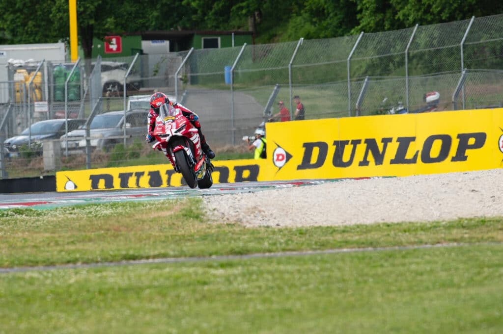 Michele Pirro in azione al Mugello con la sua Panigale V4 R