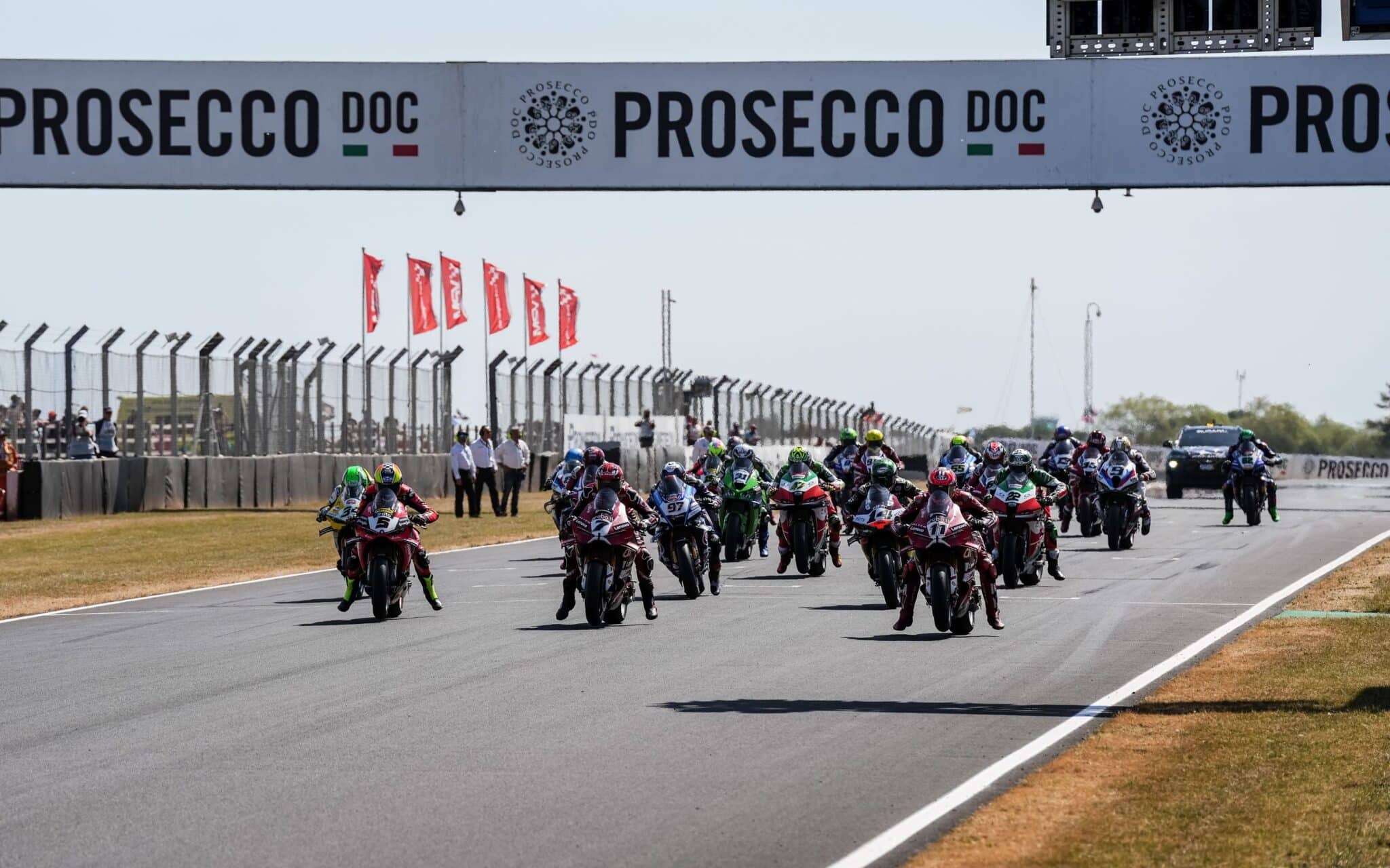 La partenza della Superpole Race SBK del Round di Donington Park 2026 (© worldsbk.com)