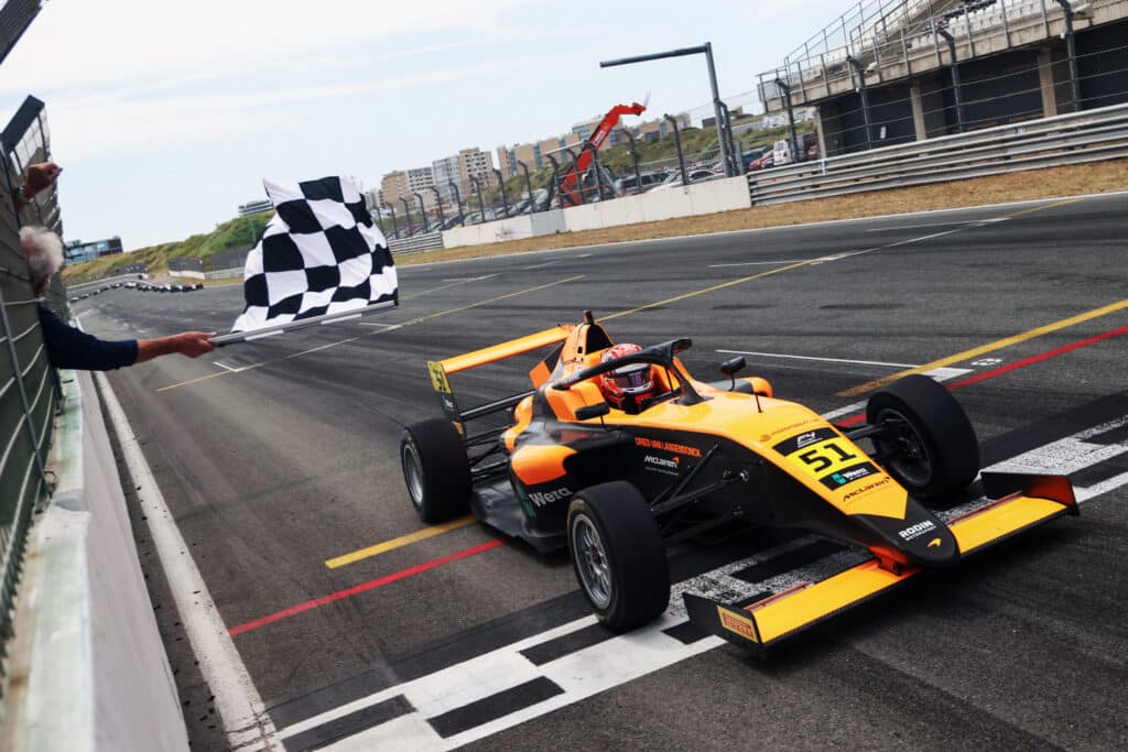 Dries Van Langendonck sul traguardo di Zandvoort con la F4 britannica (© fiaformula4.com)