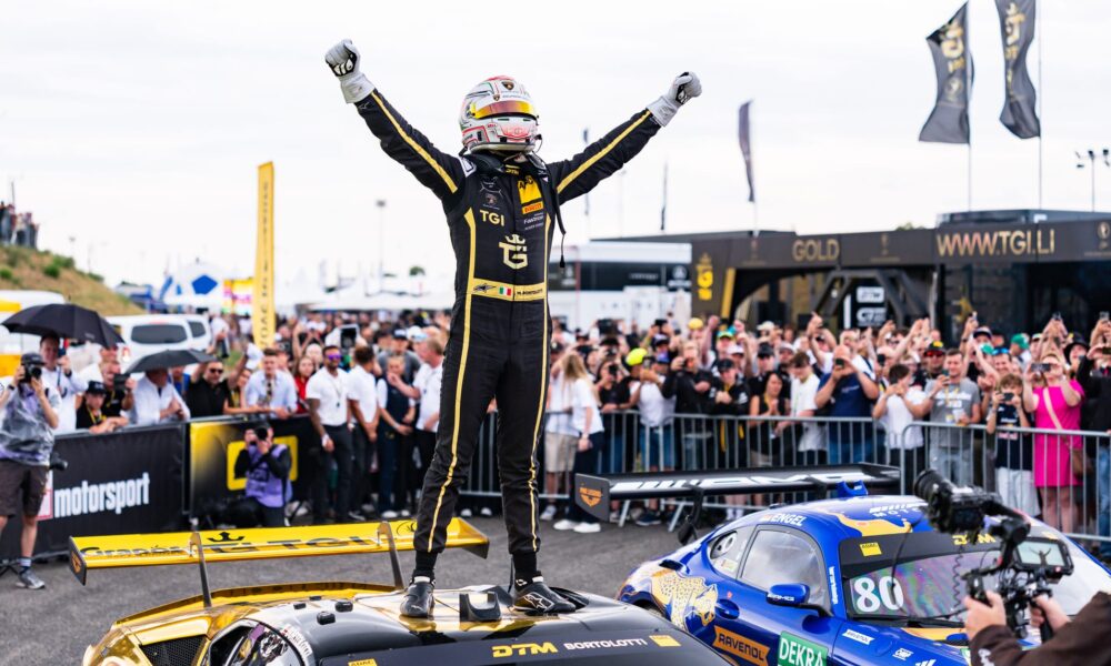I festeggiamenti di Bortolotti dopo la prima vittoria con la Lamborghini Temerario GT3 (© Lamborghini)