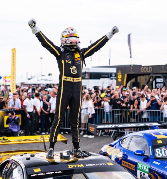 I festeggiamenti di Bortolotti dopo la prima vittoria con la Lamborghini Temerario GT3 (© Lamborghini)