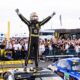 I festeggiamenti di Bortolotti dopo la prima vittoria con la Lamborghini Temerario GT3 (© Lamborghini)