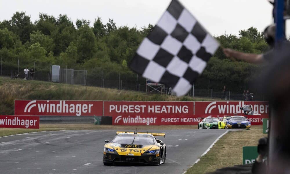 Bortolotti sotto la bandiera a scacchi a Oschersleben (© Lamborghini)