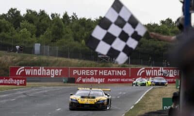 Bortolotti sotto la bandiera a scacchi a Oschersleben (© Lamborghini)
