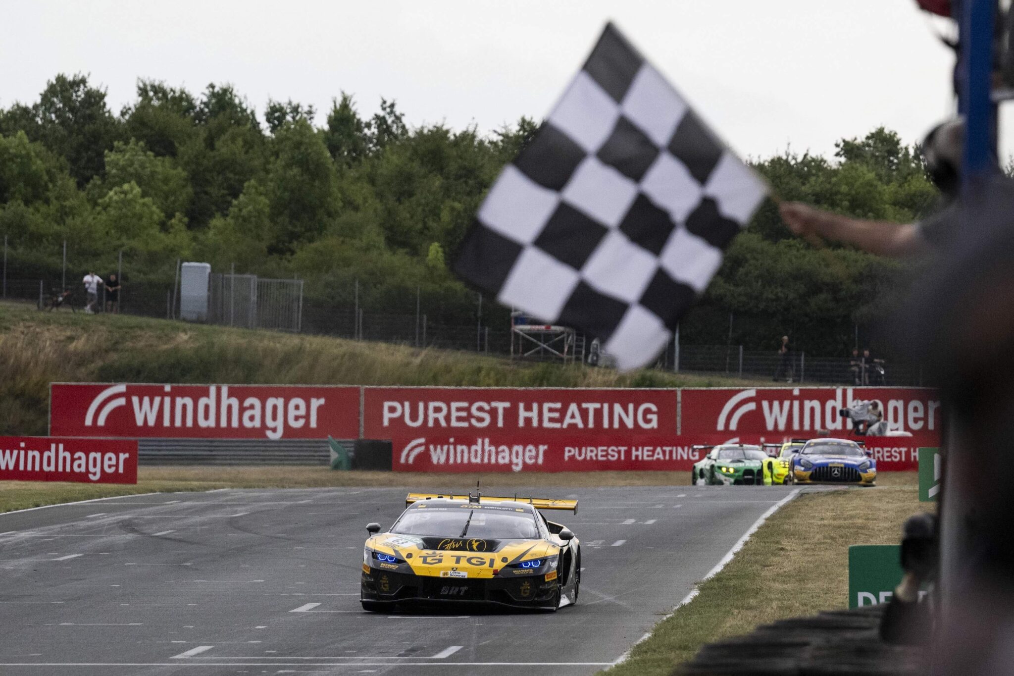 Bortolotti sotto la bandiera a scacchi a Oschersleben (© Lamborghini)
