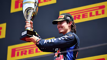 Nikola Tsolov sul podio della feature race di Formula 2 nel round di Silverstone (© formula1.com)