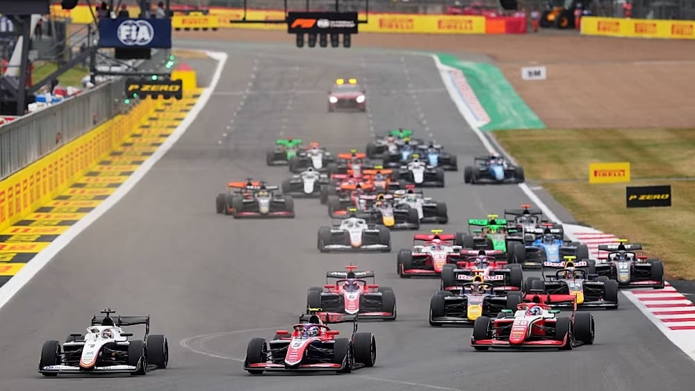 La partenza della Feature Race a Silverstone