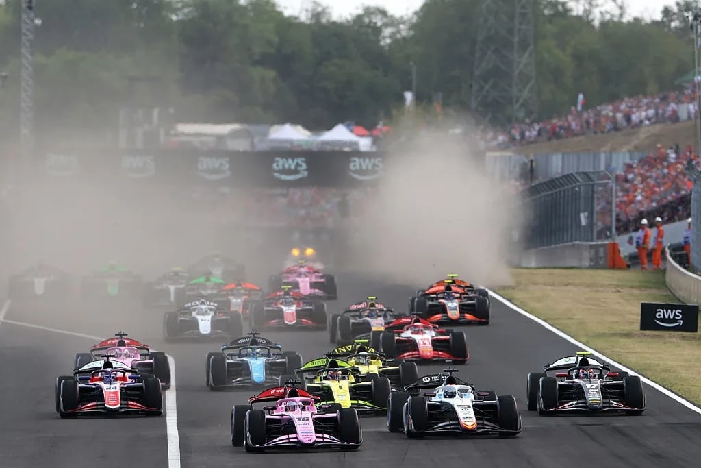 La partenza della Feature Race di F2 a Budapest