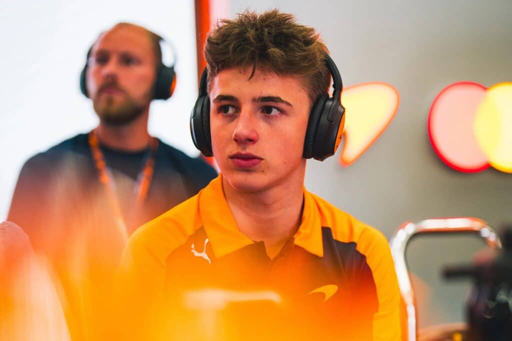 Dries Van Langendonck nel box McLaren durante il weekend del GP del Belgio 2026 (© mclaren.com)