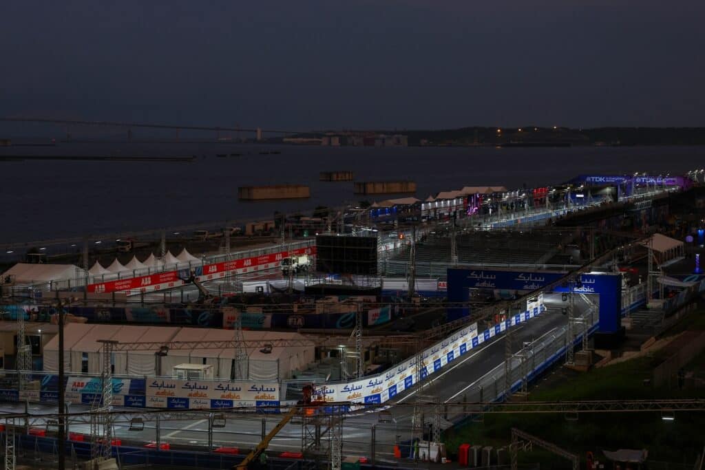 La pista di Tokyo sotto i riflettori (© Formula E Media Centre/Simon Galloway/LAT Images)
