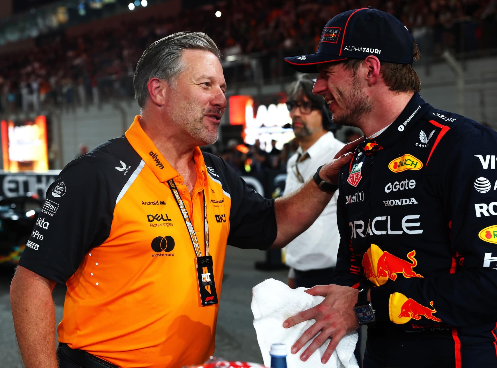 Zak Brown, CEO McLaren, e Max Verstappen (© Red Bull Content Pool)