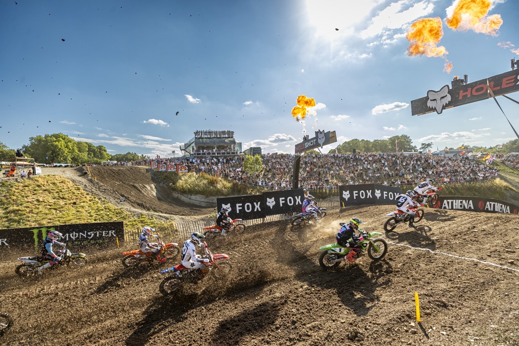 La partenza di una delle due manche dell'MXGP di Gran Bretagna (© mxgp.com)