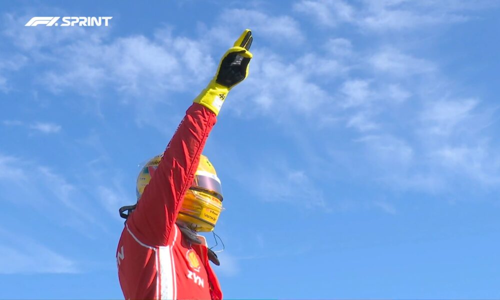 Lewis Hamilton festeggia la pole nelle qualifiche sprint del GP di Gran Bretagna 2026 (© x.com F1)