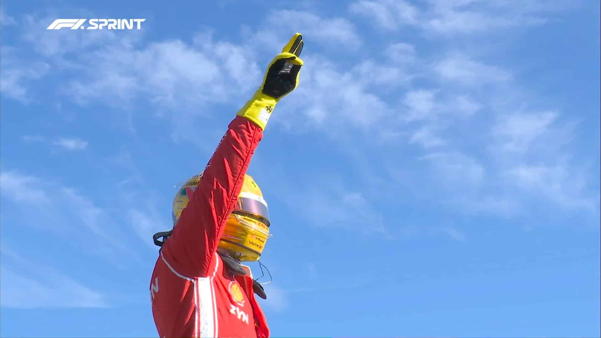 Lewis Hamilton festeggia la pole nelle qualifiche sprint del GP di Gran Bretagna 2026 (© x.com F1)