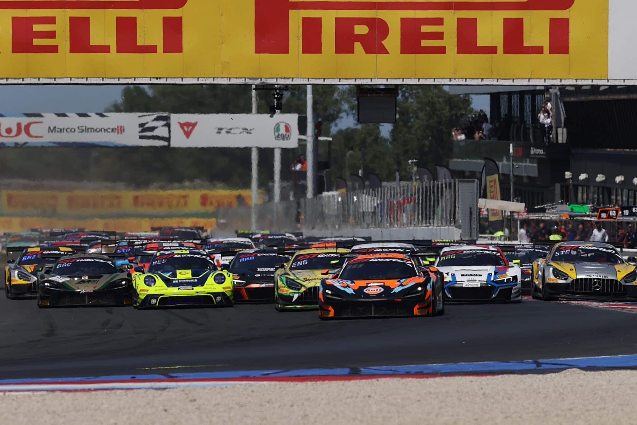 La partenza di Gara 2 del Round di Misano GT World Challenge nel 2025 (© SRO/JEP)