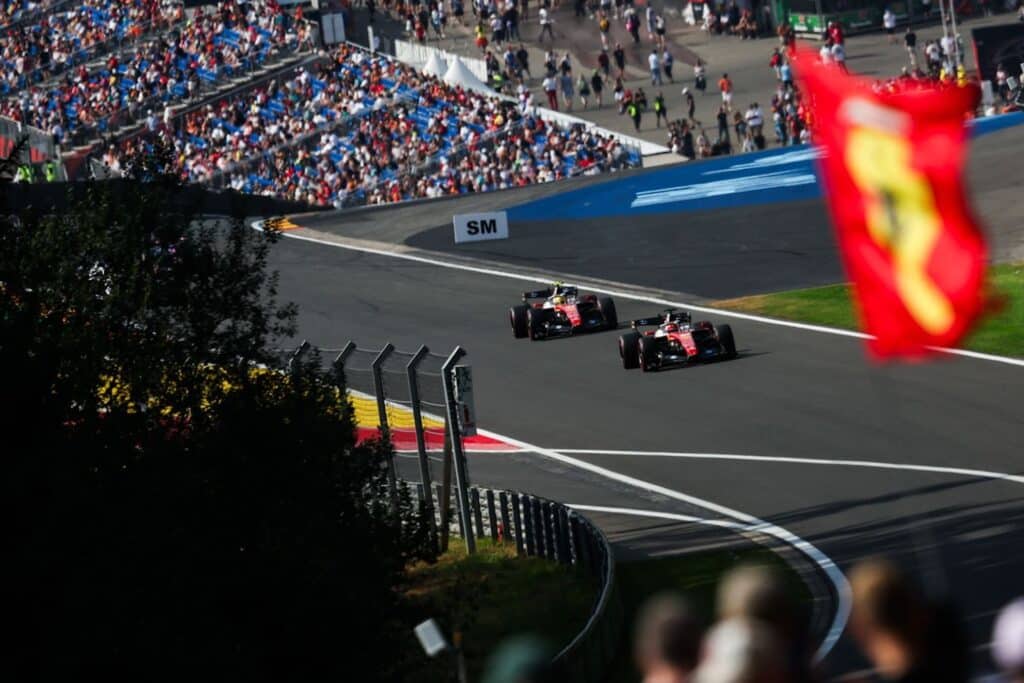 Charles Leclerc e Lewis Hamilton alla curva Raidillion di Spa-Francorchamps (© Ferrari Media Centre)