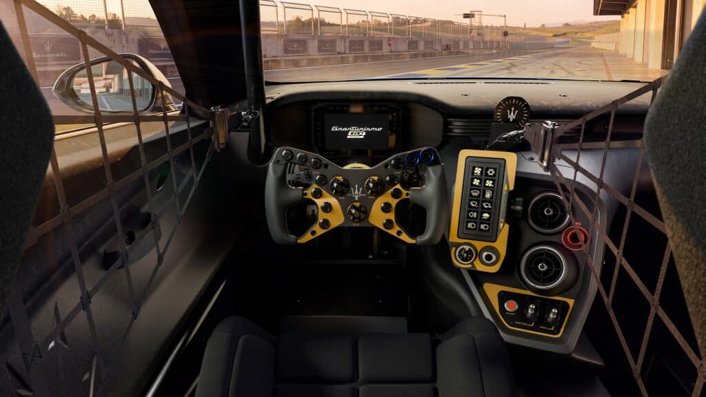 L'abitacolo della Maserati Project GT4 (© Media Stellantis)