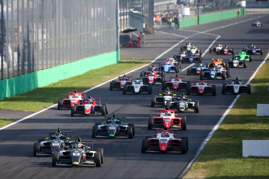 La partenza di Gara 1 del Round 2026 F4 Italia a Monza (© archiviofotografico.acisport.it)