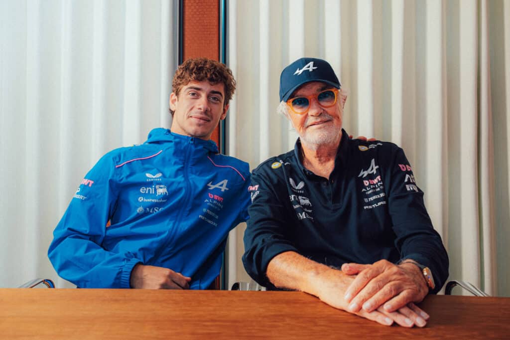 Franco Colapinto con Flavio Briatore, durante il rinnovo con Alpine nel 2027
