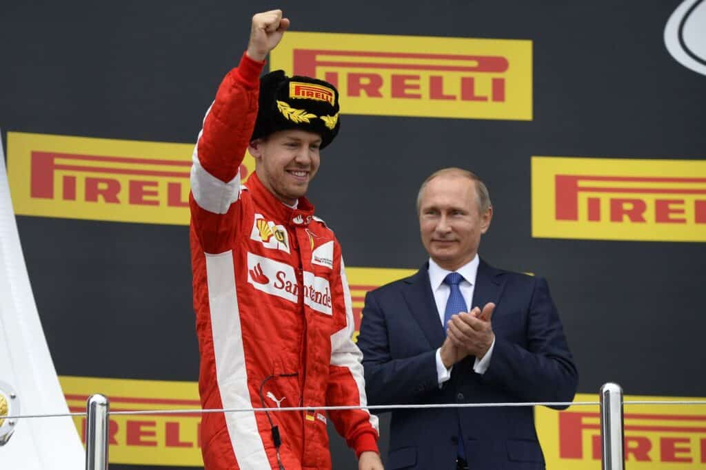Il presidente della Russia sul podio del GP di F1 a Sochi nel 2015 (© Ferrari Media Centre)