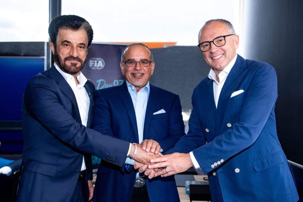 Mohammed ben Sulayem, presidente della FIA, insieme a Principe del Bahrain Salman bin Hamad Al Khalifa e Stefano Domenicali (© formula1.com)