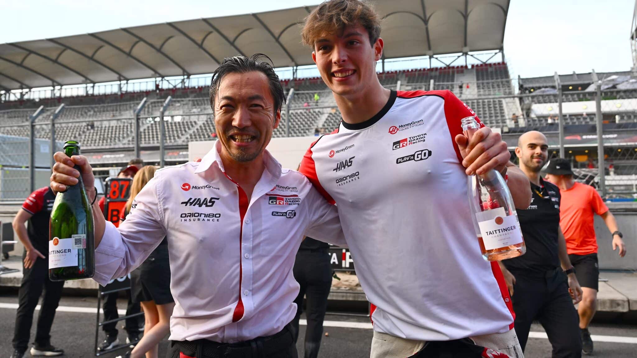 Bearman e Komatsu festeggiano il miglior risultato del team ( © formula1.com)