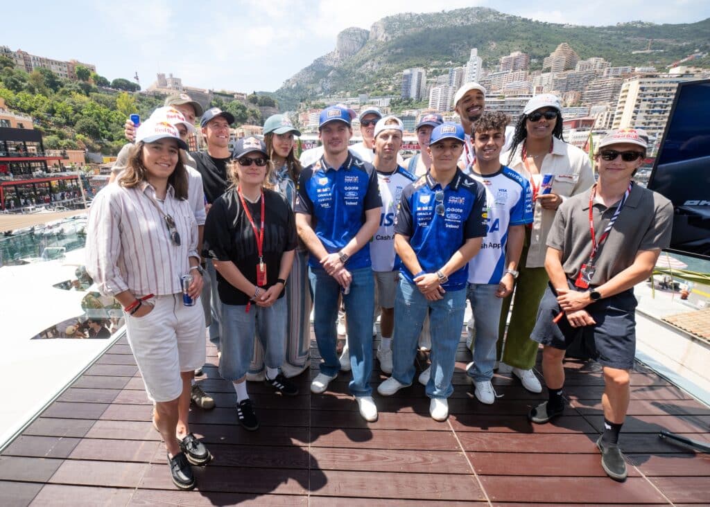 Al centro della foto, Max Verstappen, Liam Lawson Isack Hadjar e Arvid Lindblad (© Red Bull Content Pool)