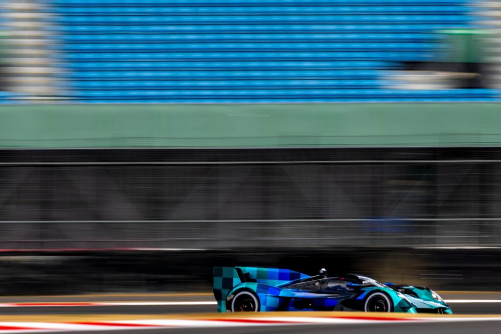 L'Aston Martin Valkyrie 2027 a Silverstone (© x.com/AMR_Official)