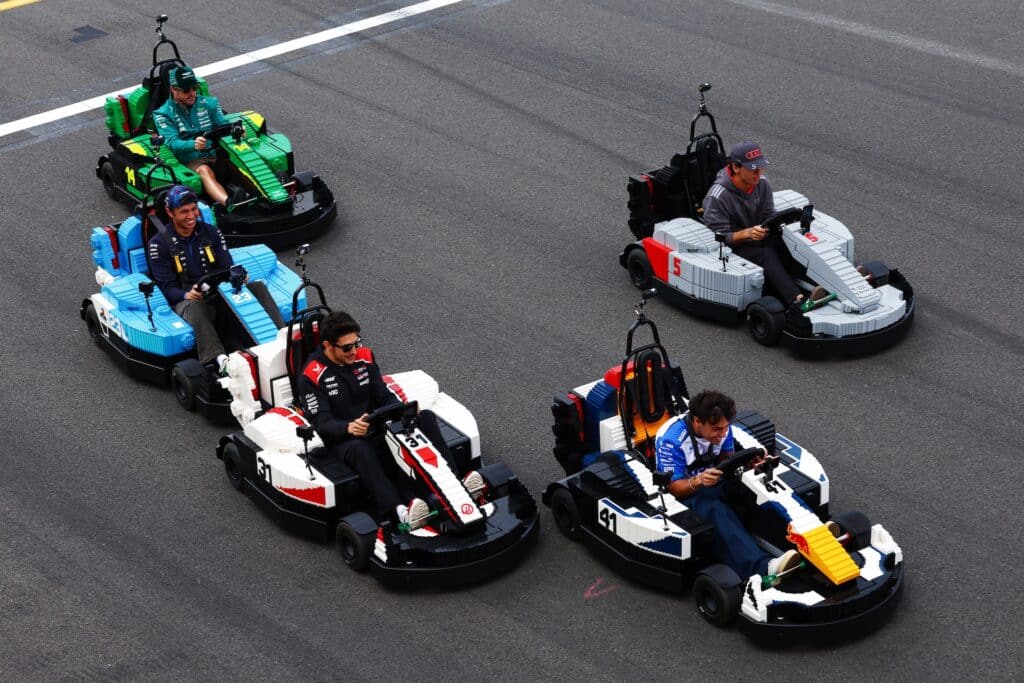 Alonso, Albon, Ocon, Bortoleto e Lindblad durante la parata con i kart Lego a Silverstone nel 2026 (© Red Bull Content Pool)