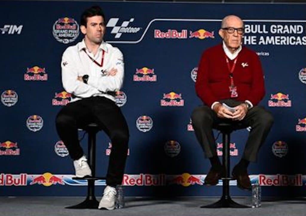 Da sx Carmelo e Carlos Ezpeleta (© motogp.com)