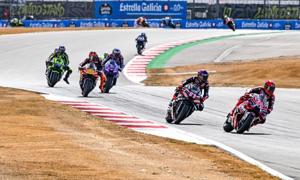 Piloti in pista a Silverstone (© motogp.com)