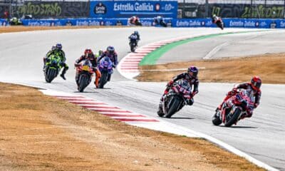 Piloti in pista a Silverstone (© motogp.com)