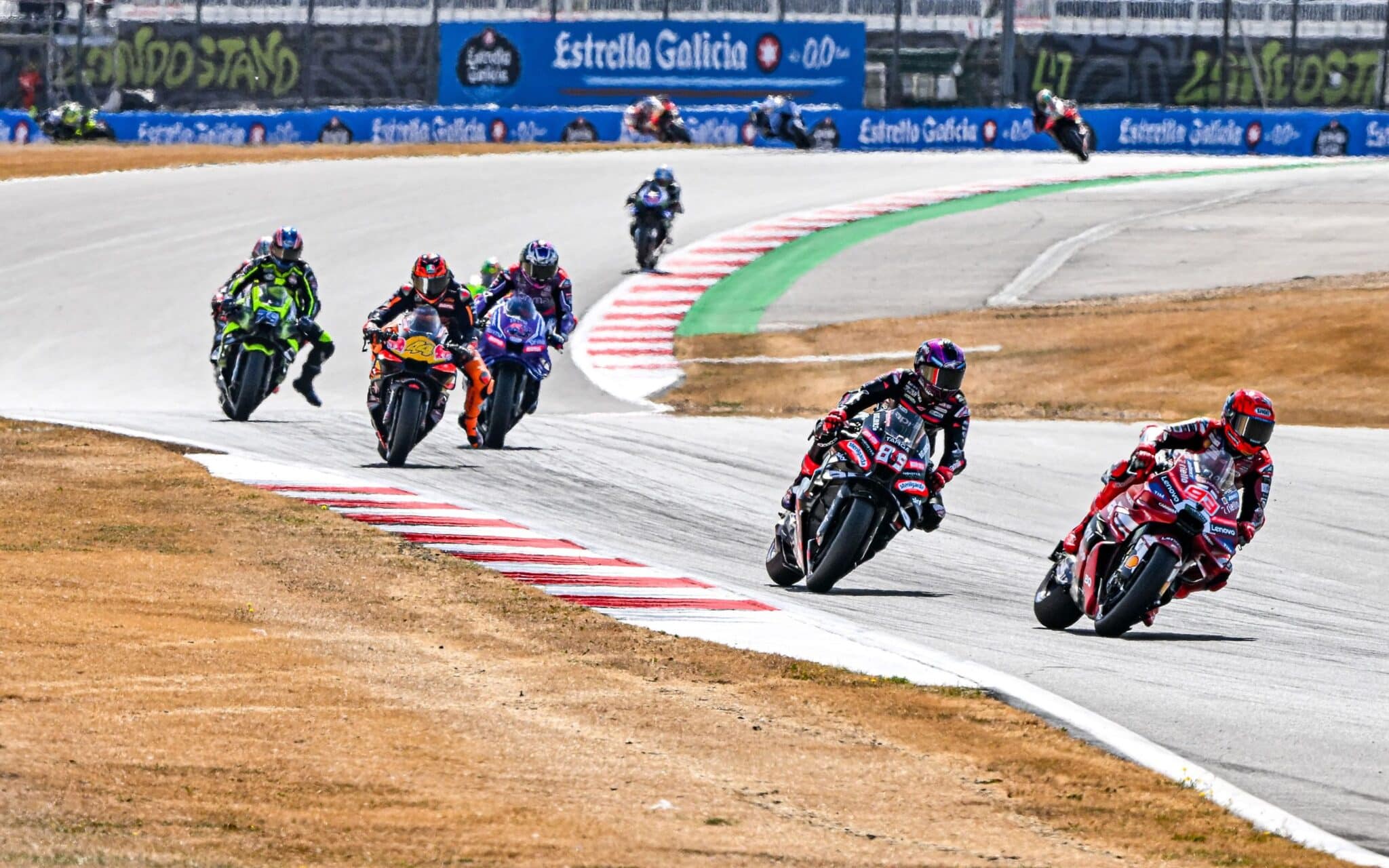 Piloti in pista a Silverstone (© motogp.com)