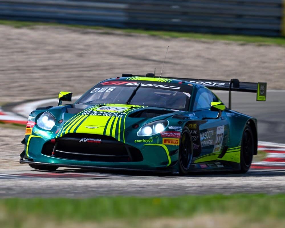 La #007 Aston Martin Comtoyou al Nurburgring