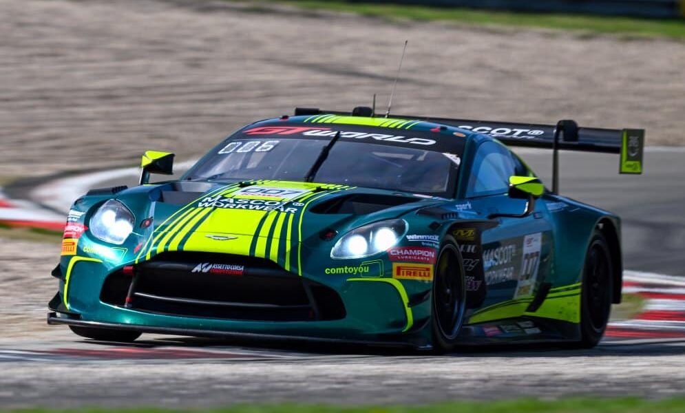 La #007 Aston Martin Comtoyou al Nurburgring