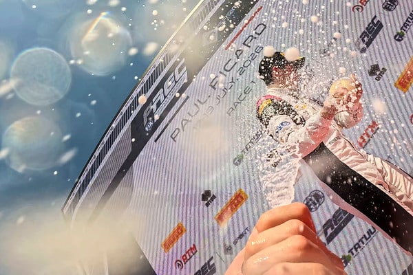 Emanuele Oliveri festeggia sul podio di Gara 1 a Le Castellet (© archiviofotografico.acisport.it)
