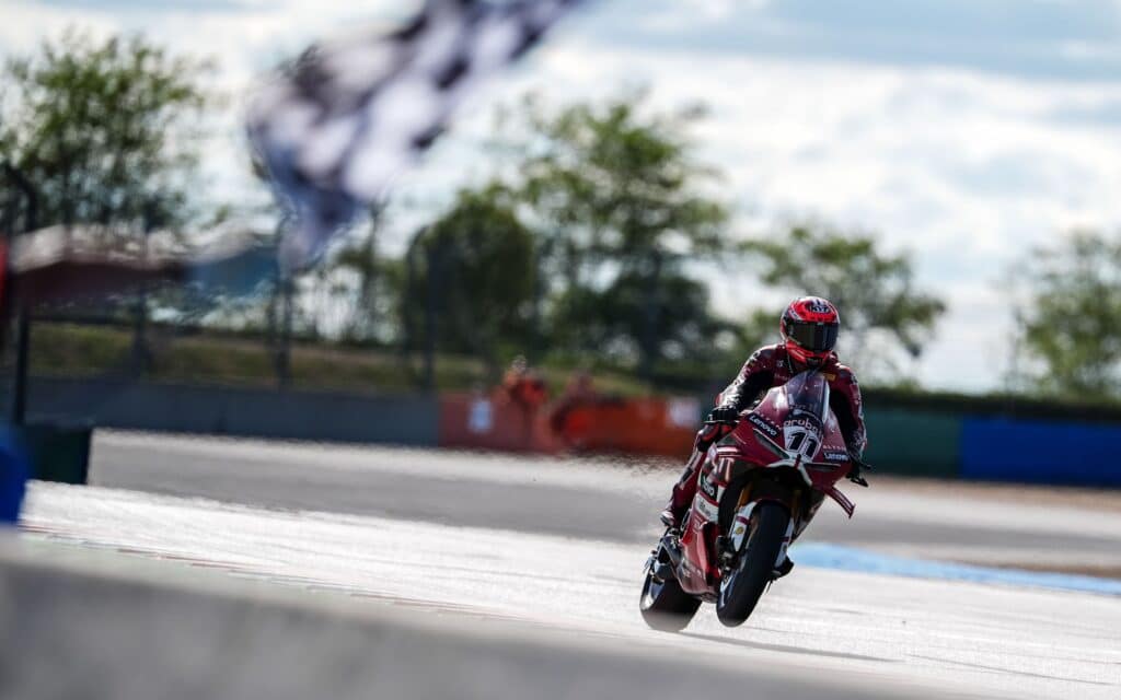Nicolò Bulega in Gara 1 a Magny-Cours (© worldsbk.com)