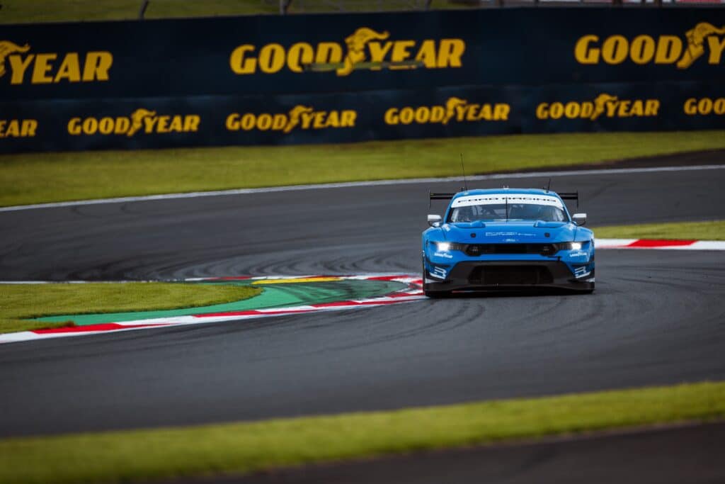 La #77 Ford Proton competition durante le prove libere della 6 Ore del Fuji 2026 (© DPPI / FIA WEC)