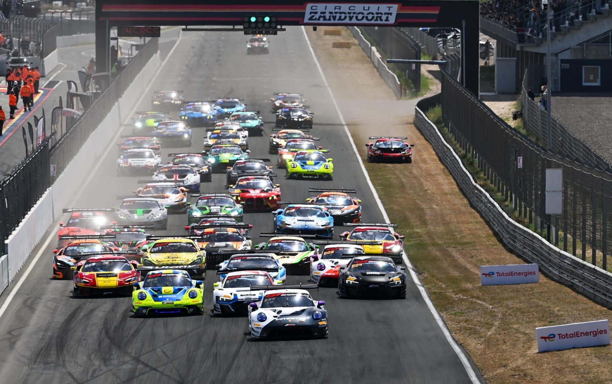 La partenza di Gara 1 del Round GT World Challenge 2025 a Zandvoort (© SRO/JEP)