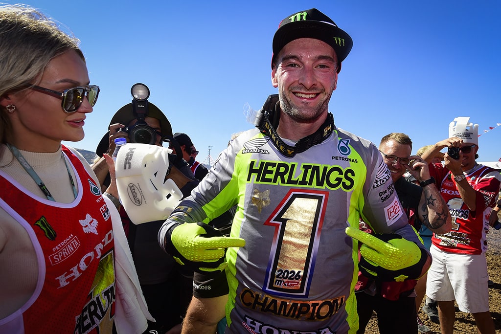 Jeffrey Herlings celebra la vittoria iridata MXGP in Turchia (© mxgp.com)