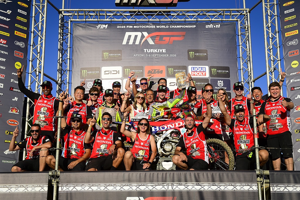 Jeffrey Herlings sul podio con il suo team (© mxgp.com)