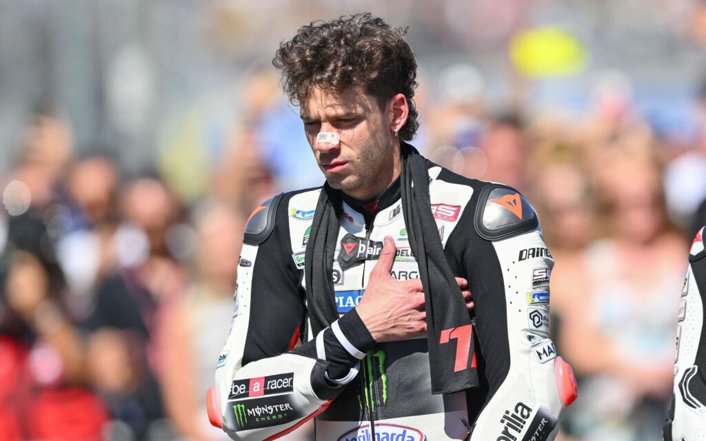 Marco Bezzecchi durante l'inno prima del GP di Misano