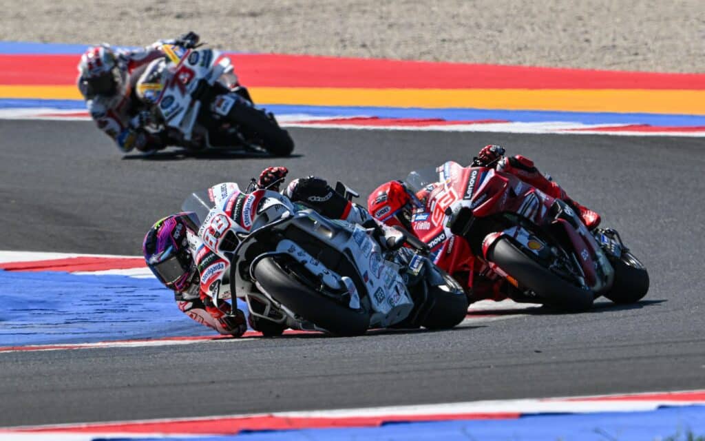 Marc Marquez all'inseguimento di Jorge Martin a Misano 2026