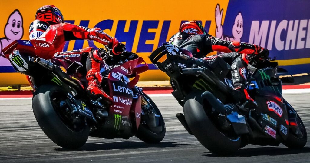 Marquez e Bezzecchi a Misano nel 2025 (© motogp.com)