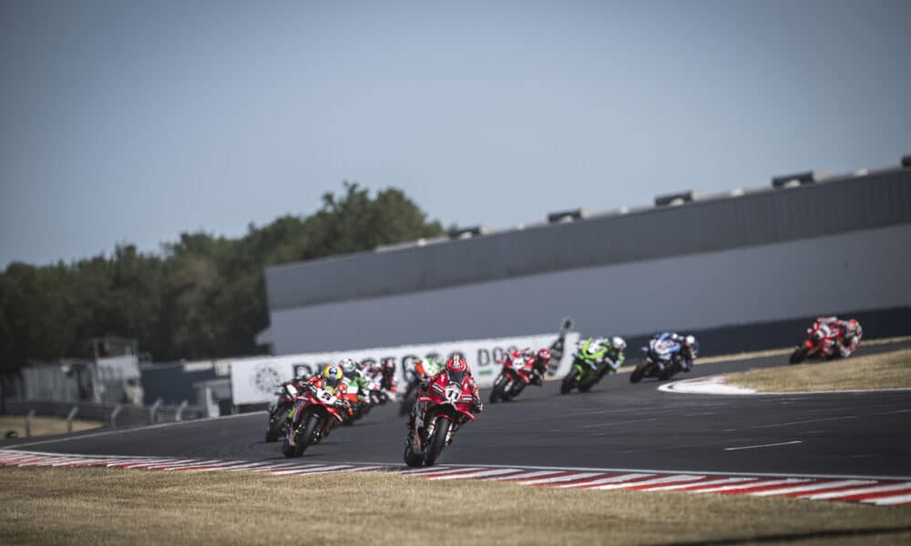 La SBK in azione a Donington Park