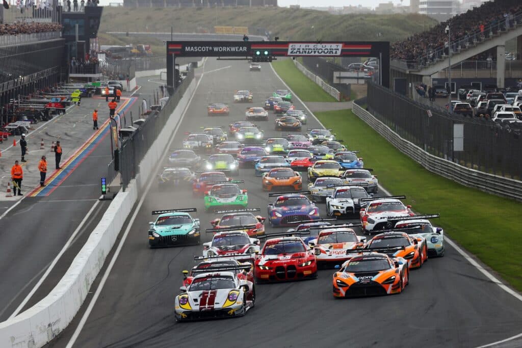 La partenza di Gara 1 GT World Challenge Europe a Zandvoort (© SRO/JEP)
