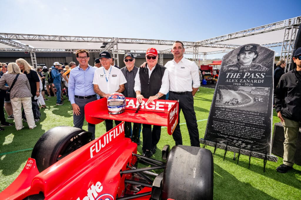 Un momento dell'intitolazione del Cavatappi ad Alex Zanardi (© chipganassiracing.com)