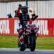 I festeggiamenti di Marco Bezzecchi dopo la sprint a Misano nel 2025 (© aprilia.com)