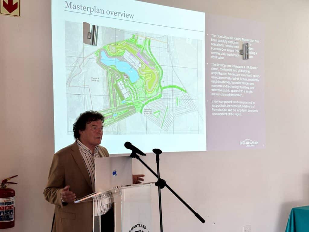 Bob Hartslief durante la presentazione del progetto. Dietro, il layout della pista (© Facebook Swartland Municipality)