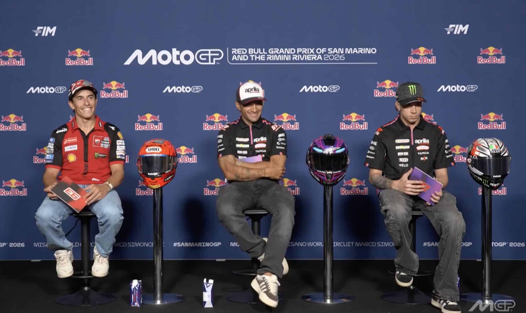 Marc Marquez, Jorge Martin e Marco Bezzecchi in conferenza stampa a Misano (© screenshot x.com/MotoGP)